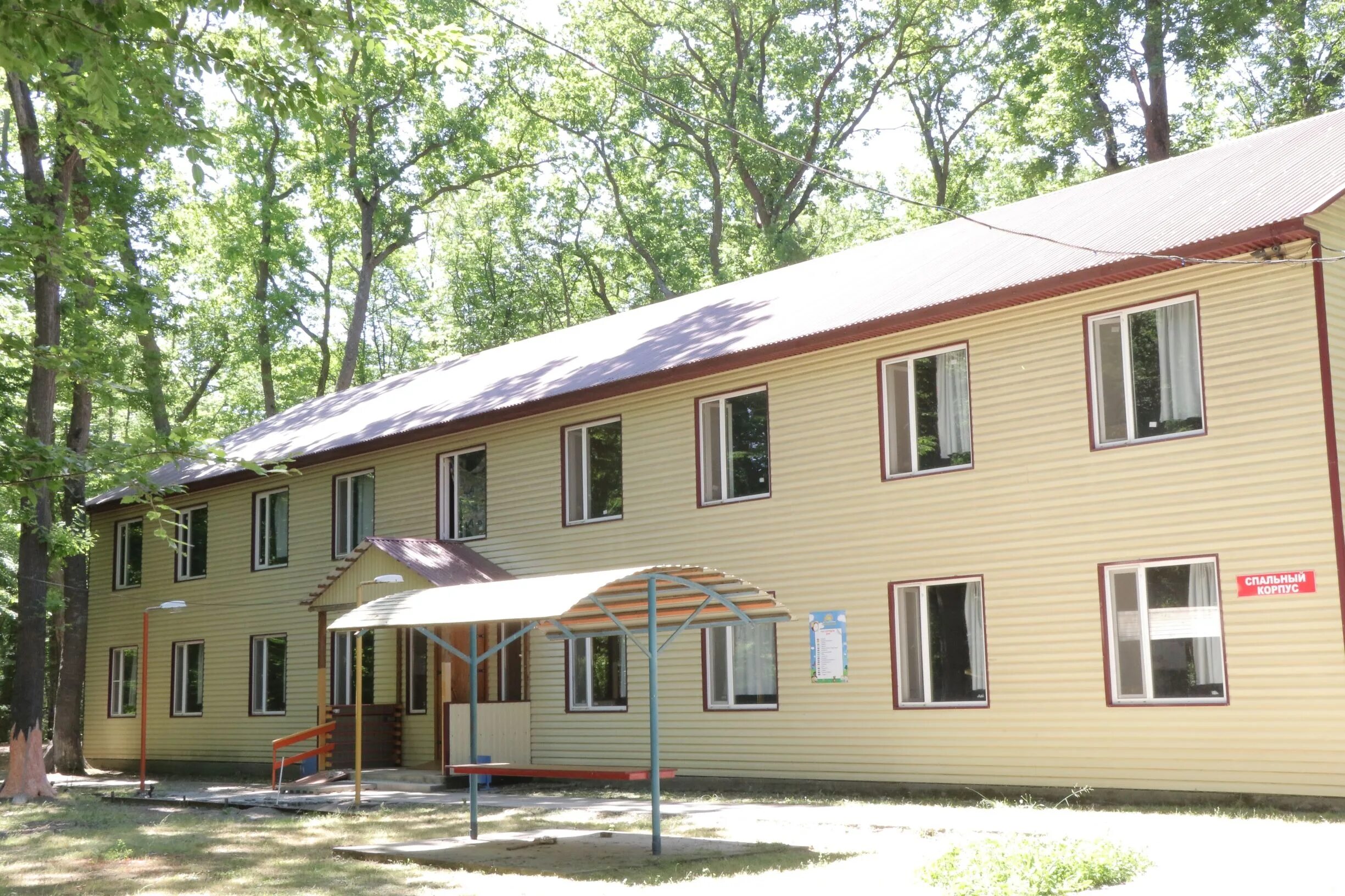 волжский артек лагерь самара. лагерь им дзержинского дзержинск. берёзка лагерь саратов корпуса. спальный корпус лагеря. корпус в лагере.