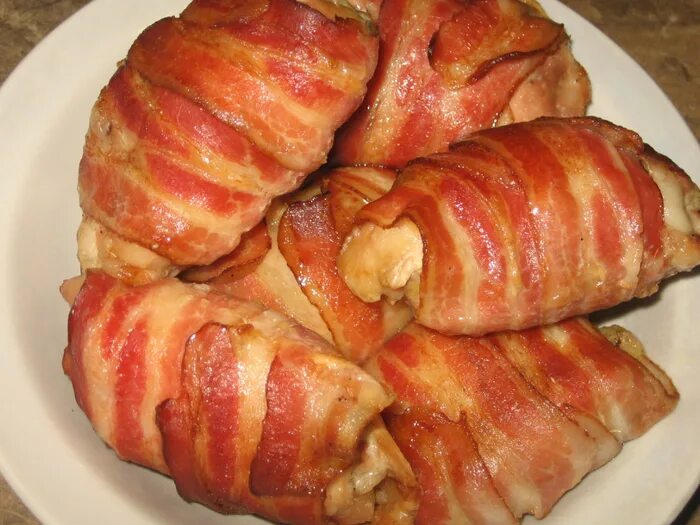 Куриные бедра в беконе. Куриные бедра в беконе. Рулеты завернутые в бекон. Куриные бедра в беконе. Куриная ножка в беконе.