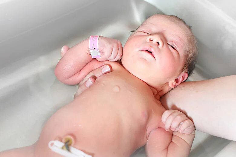 Купание младенца. Купание новорожденного пупок. Купание малыша после роддома. Пупок новорожденного после купания. Купание новорожденного пупок.