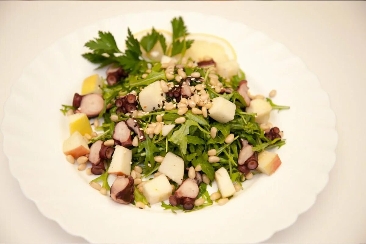 Салат с кедровым маслом. Салат таёжный с кедровыми орешками. салат с кальмаром и кедровыми орешками. салат с кедровыми орехами. салат с кальмарами и грецкими орехами.