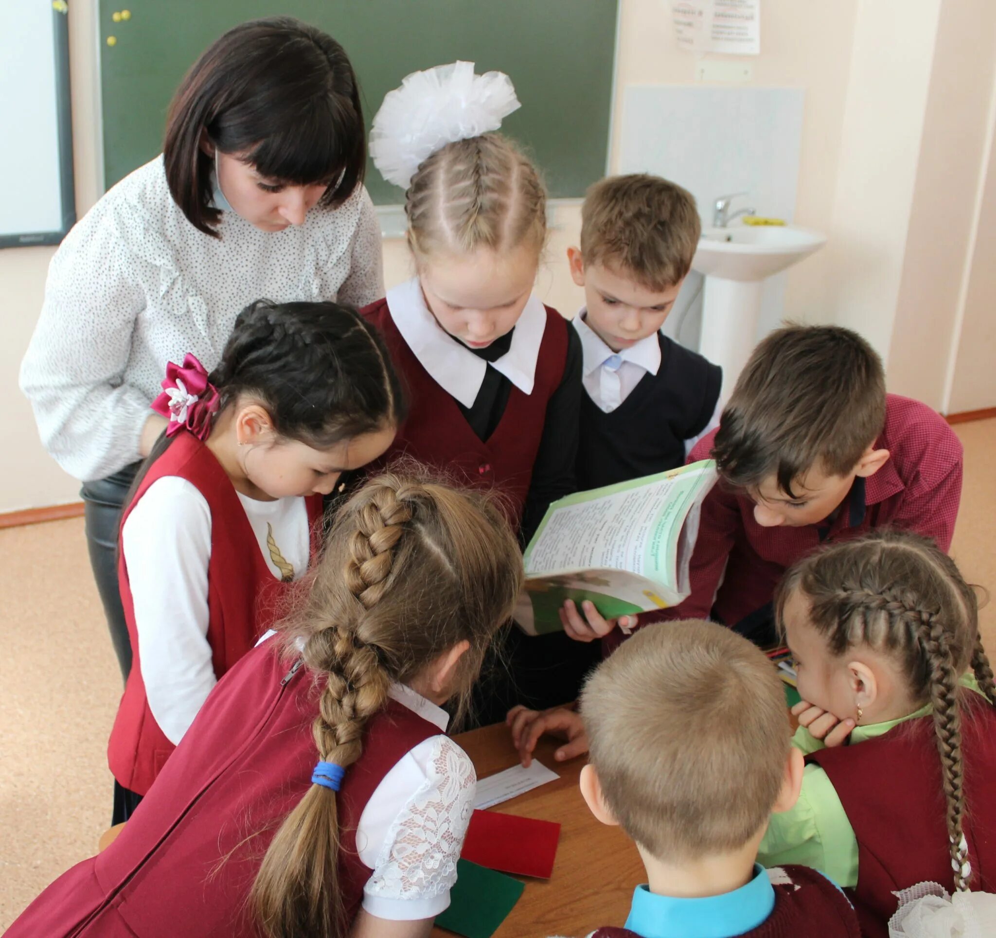 Дети в классе. Юный урок. Уроки в младшей школе. Юный урок. Младшая школа.