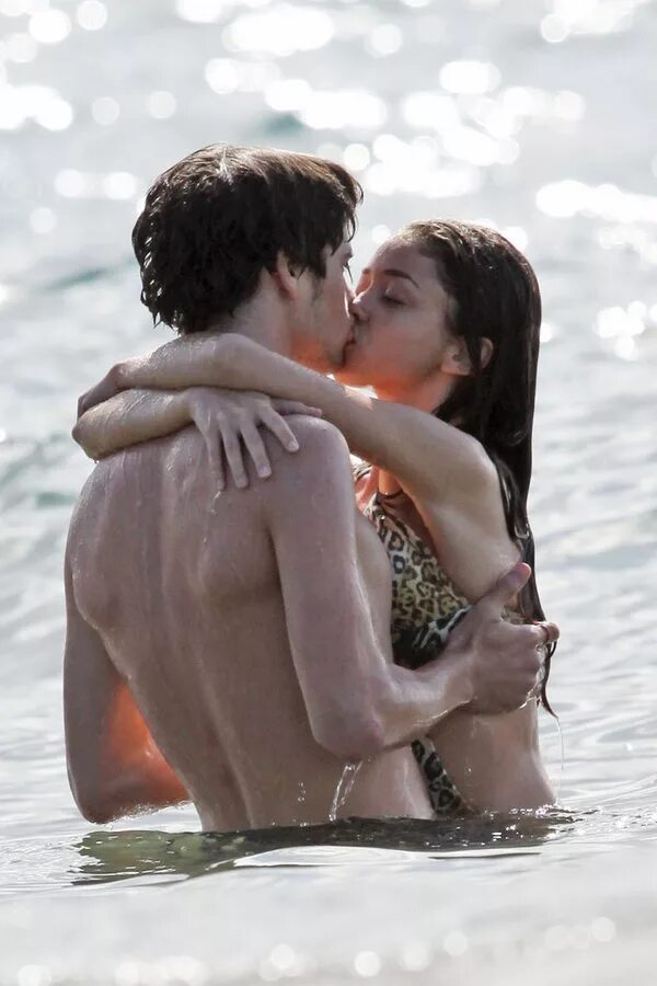 Kiss stars. Kiss stars. Kiss stars. поцелуй под звездным небом. знаменитости целуются.