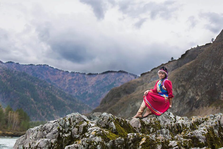 медитация в горах. девушка в горах. девушка на горе. девушка на горе. девочка горе женщина.