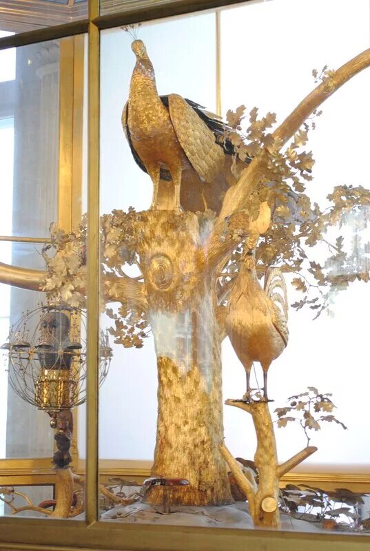 лондон, 1770-е годы. часы золотой павлин в эрмитаже. циферблат в часах павлин в эрмитаже. эрмитаж питер павлин. зимний дворец часы павлин.