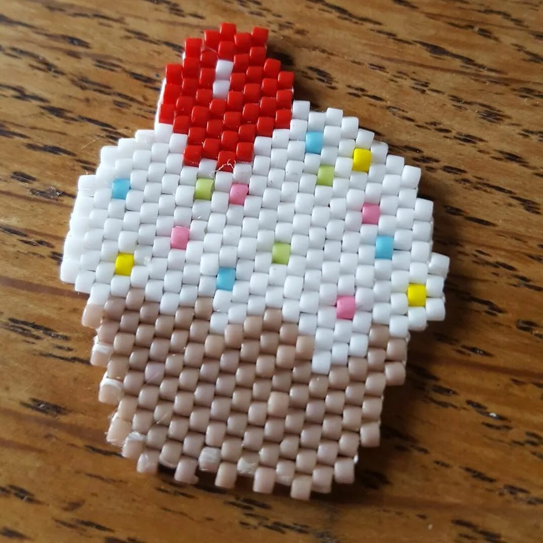 Кирпичный стежок бисероплетение. Бисероплетение кирпичное плетение. Бисерное плетение кирпичиком. Бисер кирпичикам. Бисер кирпичикам.