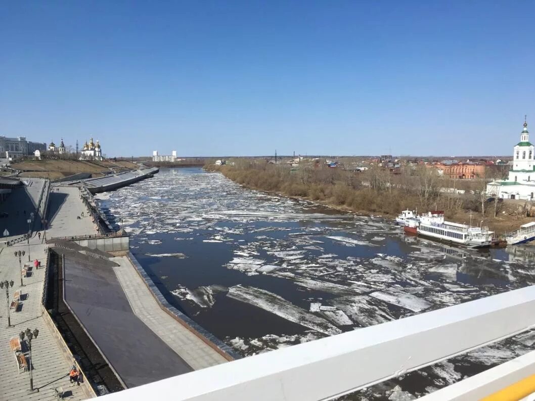 Вода в реке тура тюмень сегодня. Ледоход в Тюмени. Ледоход на туре в Тюмени. Река тюменка в Тюмени. Ледоход Обь.