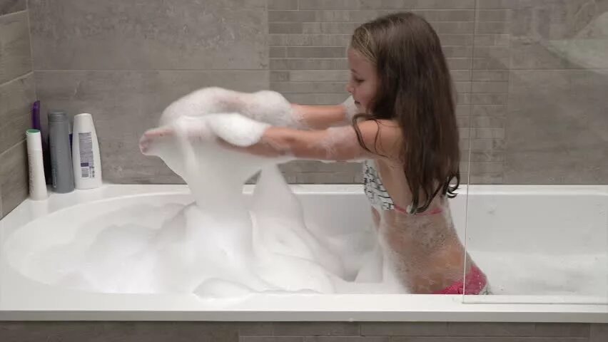 Sister taking shower. Юная в ванной. Девочка подросток bath time. Девочка купается в ванной. Family bath time герл.