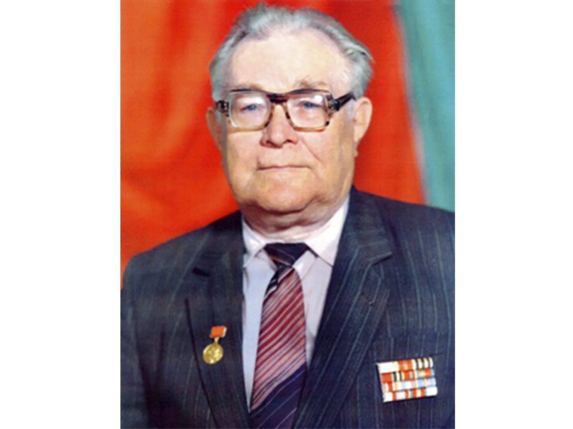 Евгений драгунов советский конструктор стрелкового оружия. Евгений фёдорович драгунов с винтовкой. Евгений фёдорович драгунов с свд. Евгений фёдорович драгунов оружие. Евгений фёдорович драгунов.