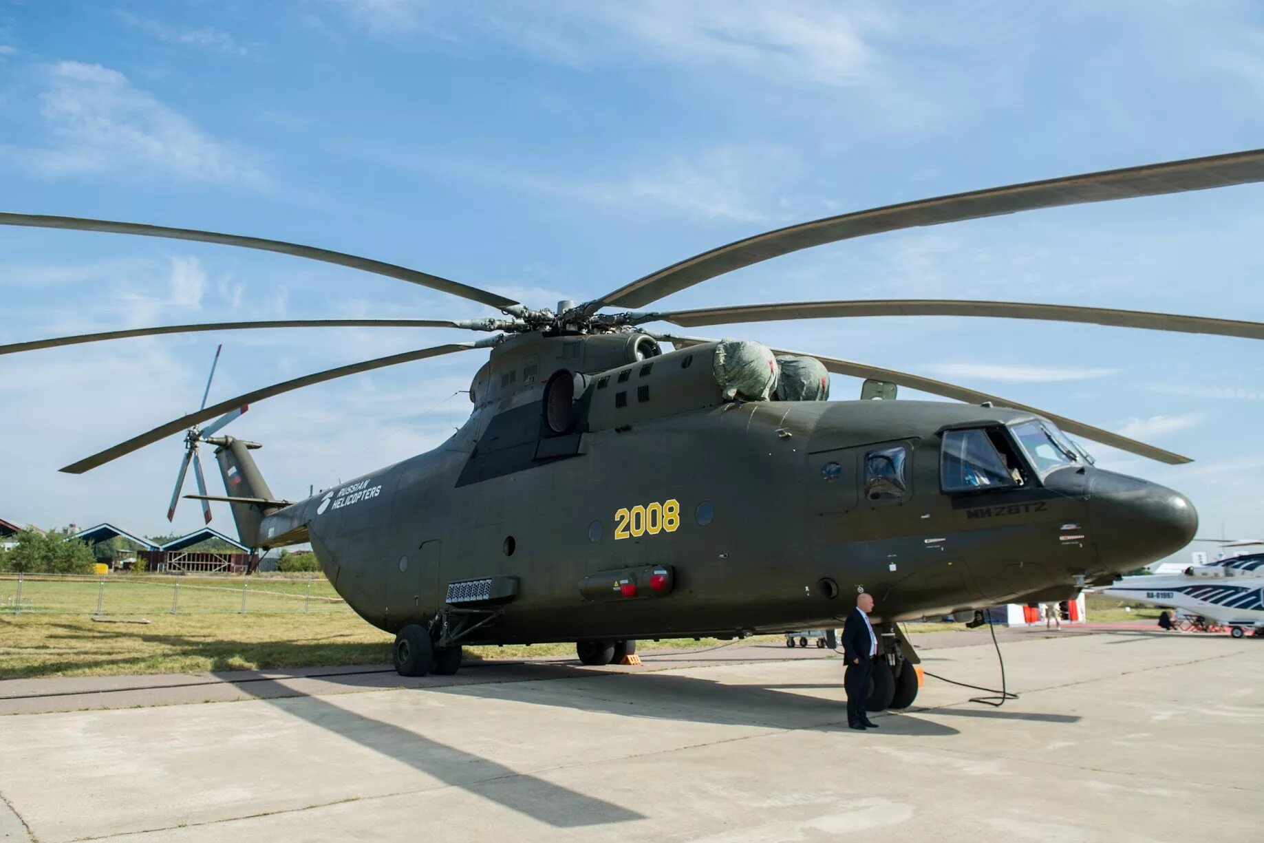 Новые вертолеты россии. Вертолет ми 26т. Ми-26т2в. Вертолёт ми-26 военный. Военный вертолет России ми 26.