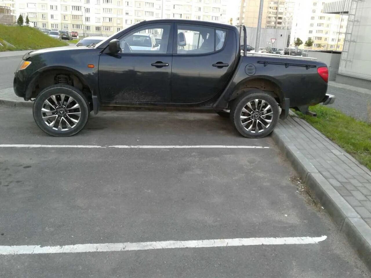 Mitsubishi l200 на r17. Mitsubishi l200 r20. Литые диски Митсубиси л200. Mitsubishi l 200 r22.