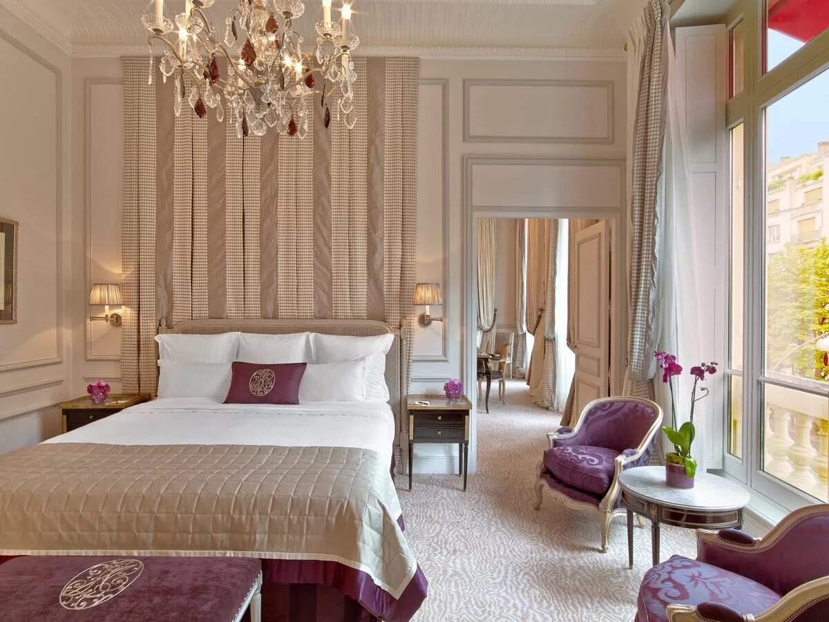 Французские изысканные. Plaza Athenee Париж. Спальня Plaza Athenee. Hotel Plaza Athenee. Plaza Athenee Париж интерьер.