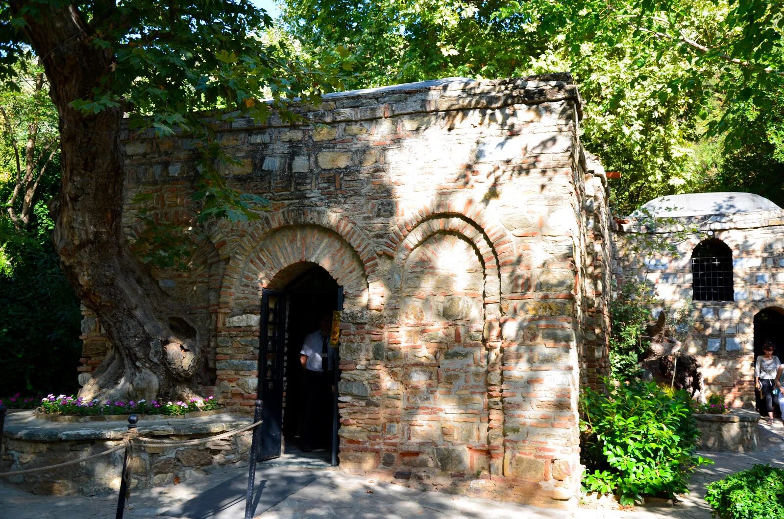 Дом святой девы марии в турции. Домик богородицы в эфесе. Храм девы марии в турции. Дом богородицы марии в эфесе турция. Дом девы марии в эфесе турция.