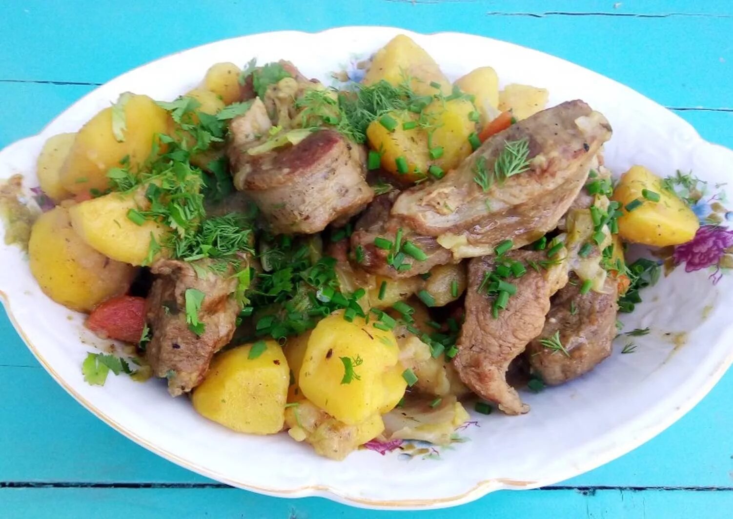 Мясо в казане с картошкой и овощами. Жаркое из баранины с картофелем в казане. тушенка с бараниной и картошкой в казане. баранина с овощами. баранина тушеная с картофелем.