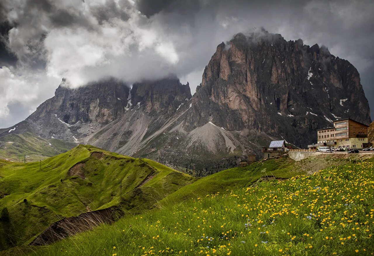 Доломитовые Альпы Италия. Бегромо Италия горы. Мергелевые горы в Италии.