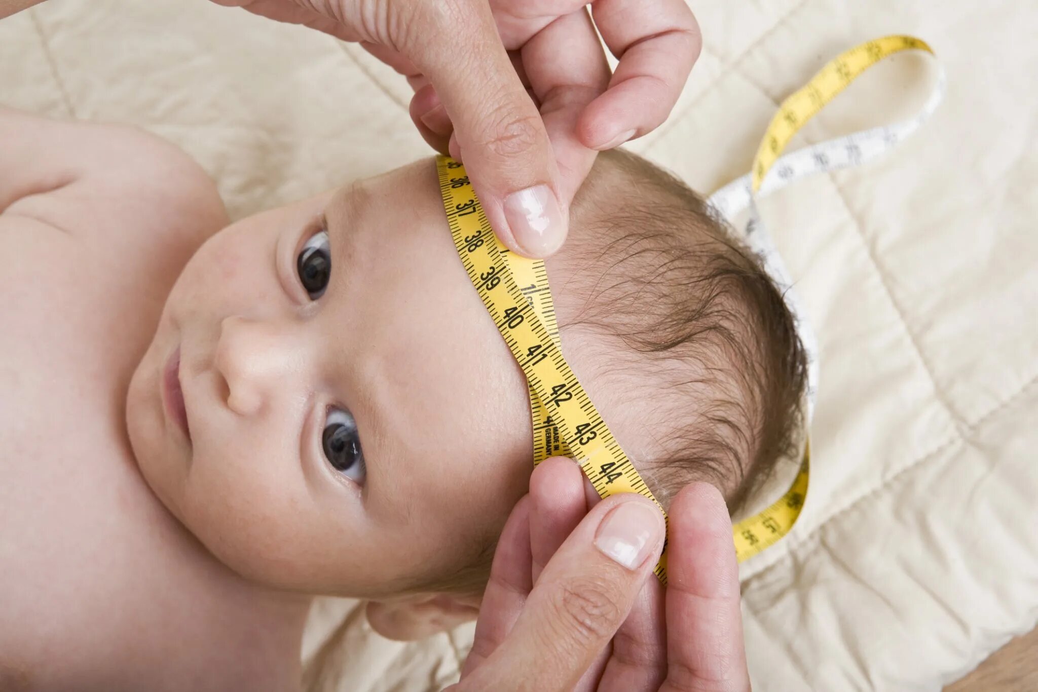 Измерение окружности головы новорож. Измерение окружности головы грудного ребенка. Измерение окружности головы ребенка до года.