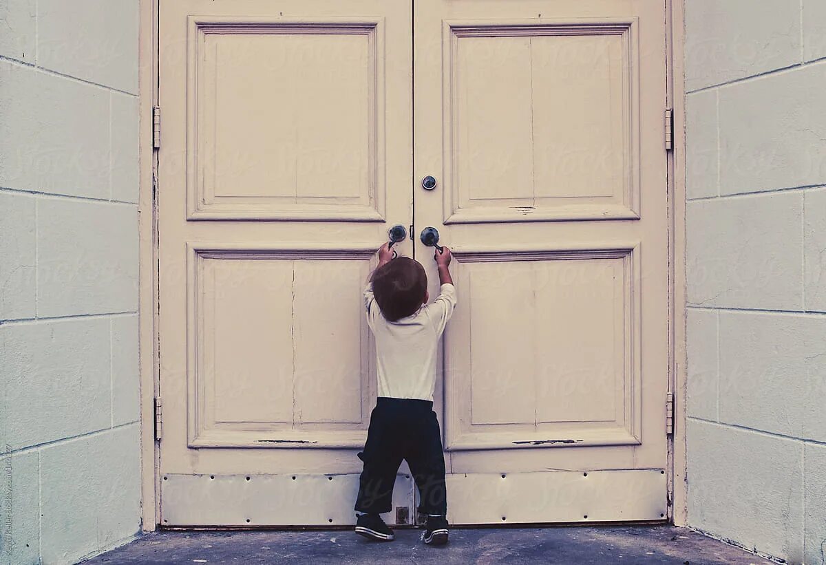 Were you to open the door. Закрытые двери. Двери закрываются. Дверь закрыта. Открытая дверь.