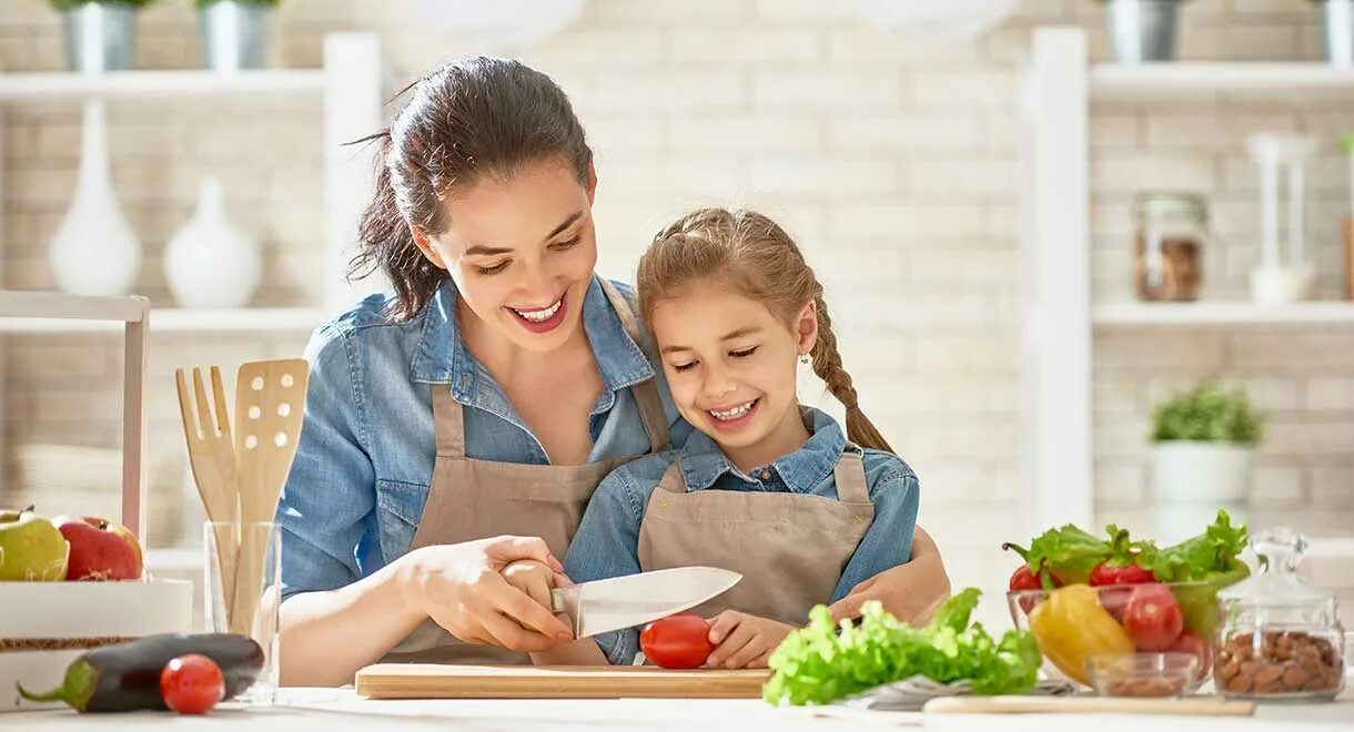 Счастливые дети на кухне. Семья на кухне. Правильное питание для всей семьи. Семья с ребенком на кухне. My parents cooking