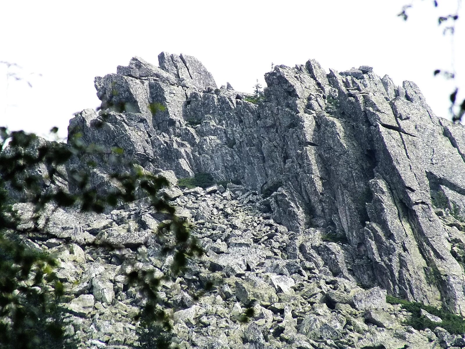 разрушение гор. разрушенная скала. хомс сирия 2008. хомс (эмесса), город в сирии. эмесса сирия.
