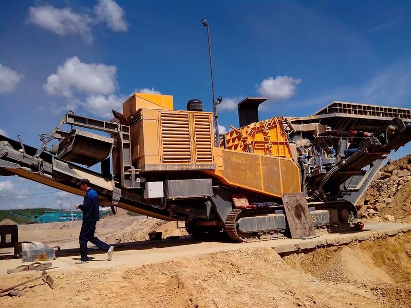 Дробилка шредер для щебня. Мобильный дробильно-сортировочный комплекс. Дробильно сортировочное оборудование. Дробильно сортировочное оборудование. Грохот mccloskey r155.