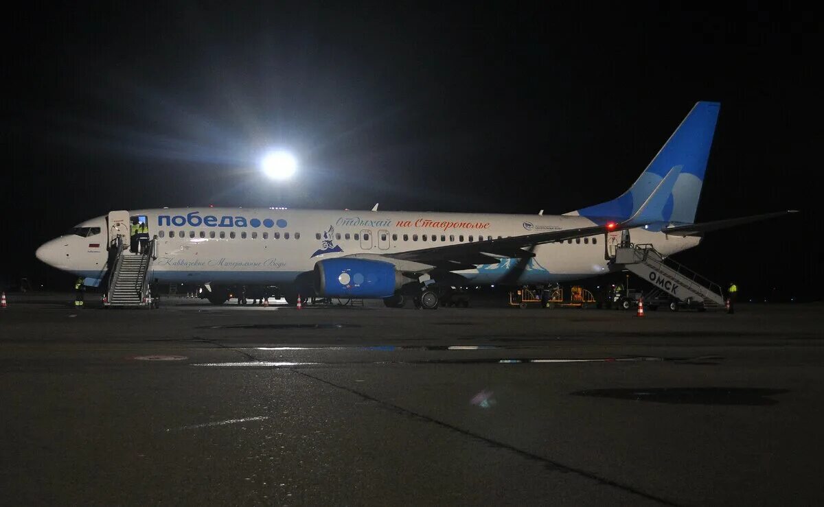 Самолет шереметьево минеральные воды. Самолёт Боинг 737-800 победа. Boeing 737 победа Минеральные воды. В Минеральных Водах Боинг 737. Самолет 737-800, победа (Ставрополье).