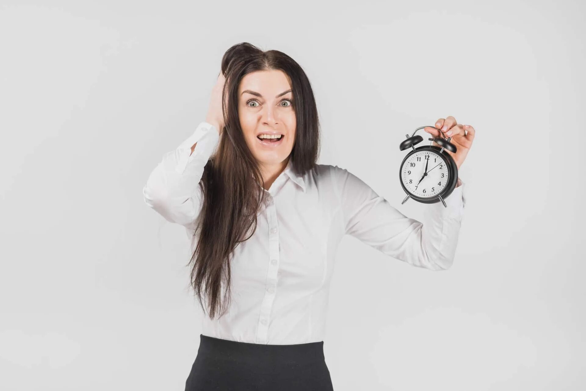 Clock woman in 07 episode. Женское время. Укороченный рабочий день. Девушка с будильником фото. Работа женщинам на часы.