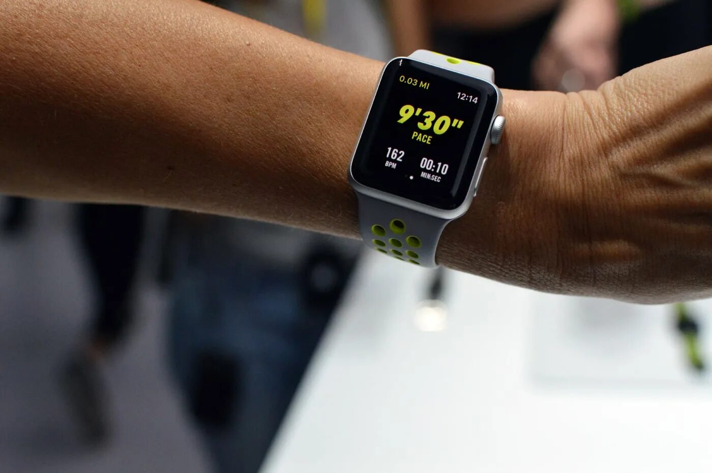 Приложения для бега apple watch. Эппл вотч найк. apple watch sport 1. apple watch 6 nike. эппл вотч на пробежке.