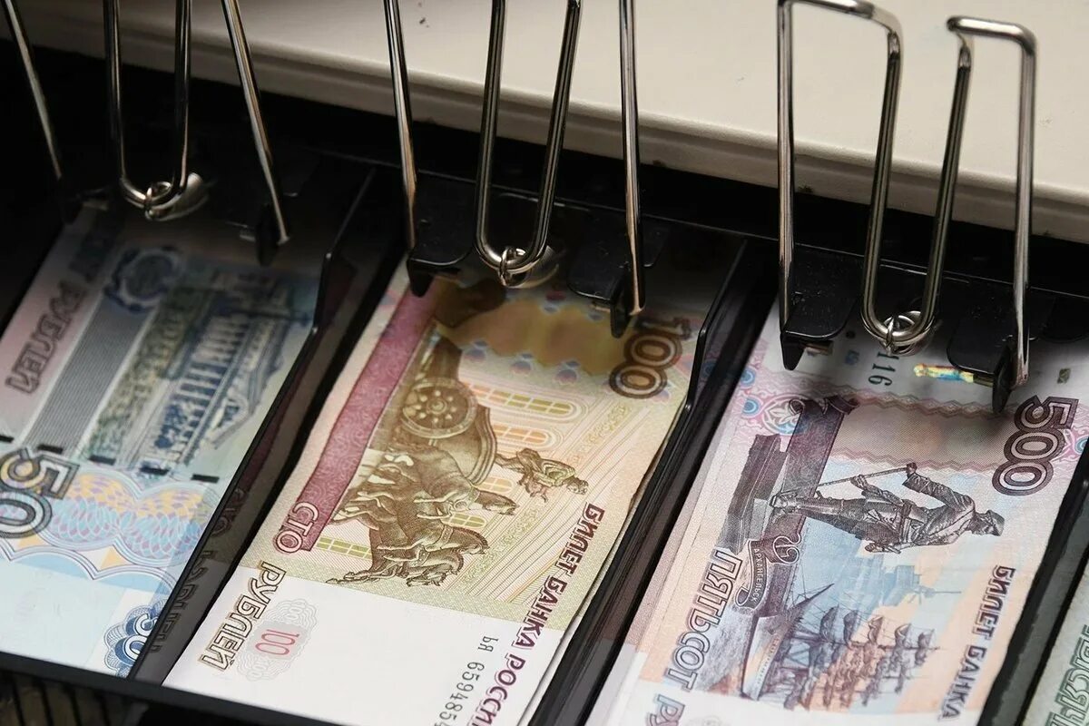 денежная наличность. деньги в кассе. украл деньги из кассы. деньги в кассе. наличные денежные средства в кассе.