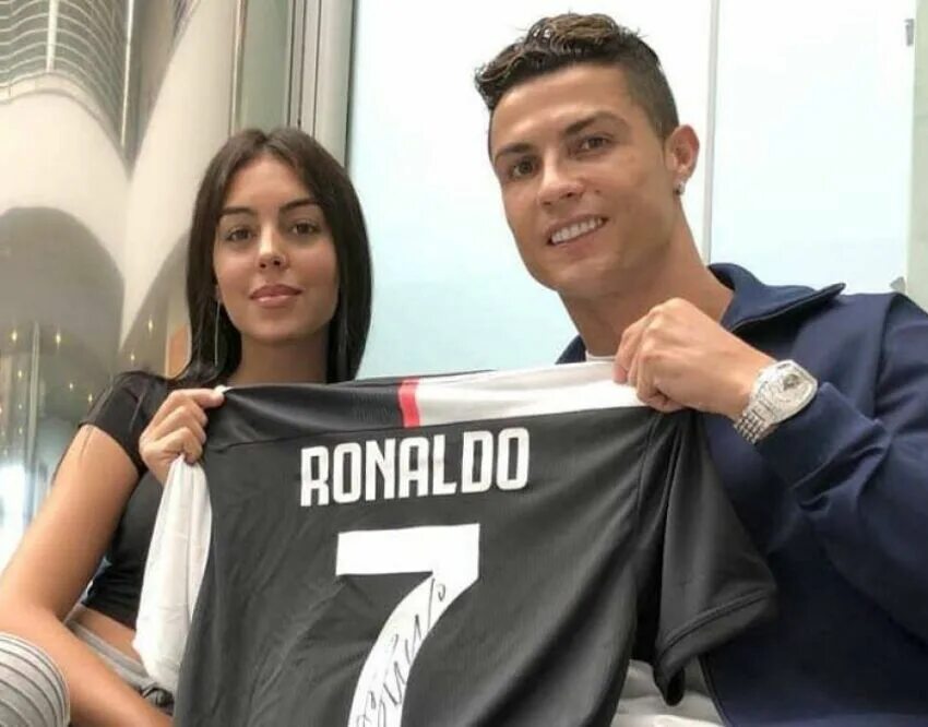 Криштиану роналду и его сын. Роналду его девушка. Роналду его девушка. Роналду и джорджина родригес дети. Cristiano ronaldo georgina rodriguez.