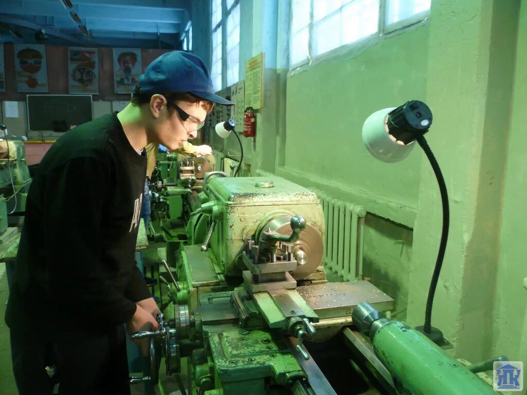 Токарь ростовская область. Токарь по металлу. Токарь на заводе. Токарь. Токарь ростовская область.