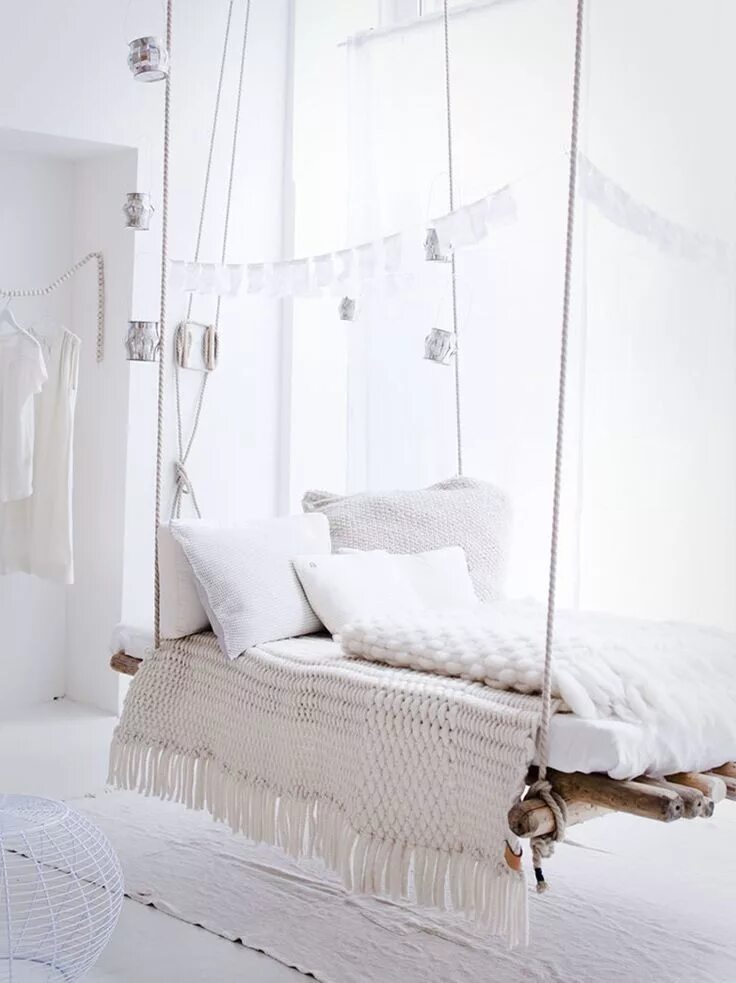Подвесная кровать в спальне фото 20 Of The Coolest Hanging Beds Beautiful bedroom designs, Beautiful bedrooms, Be