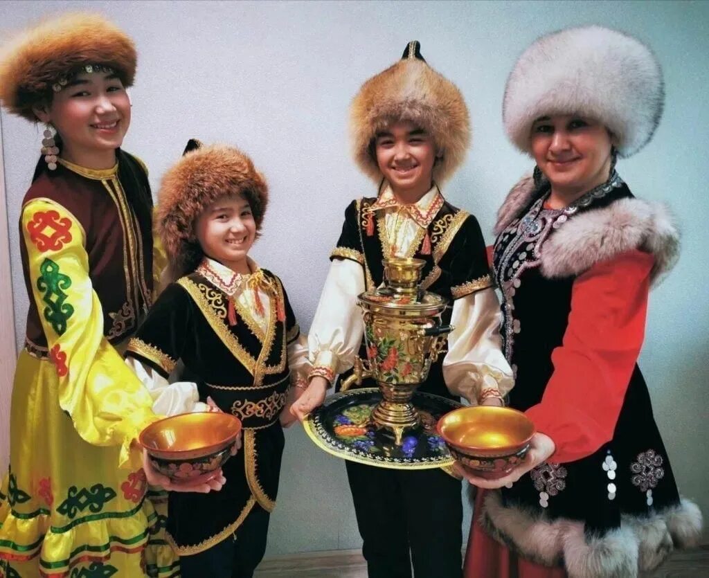 Башкорт йырзары. Башкортостан милли кейем. башкорт милли костюмы. башкирский костюм для мальчика. мальчик и девочка в башкирской национальной одежде.