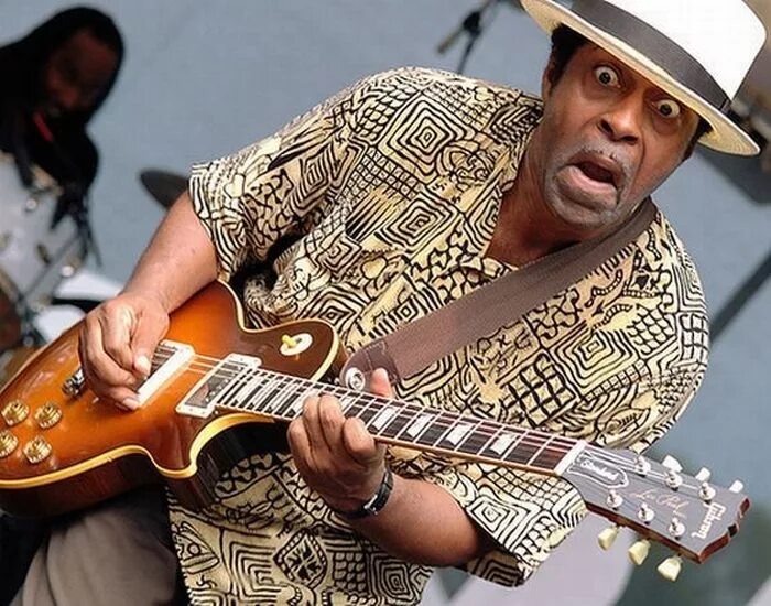 эмоции за голову. удивленный музыкант. веселый гитарист. удивленный музыкант. удивленный музыкант.