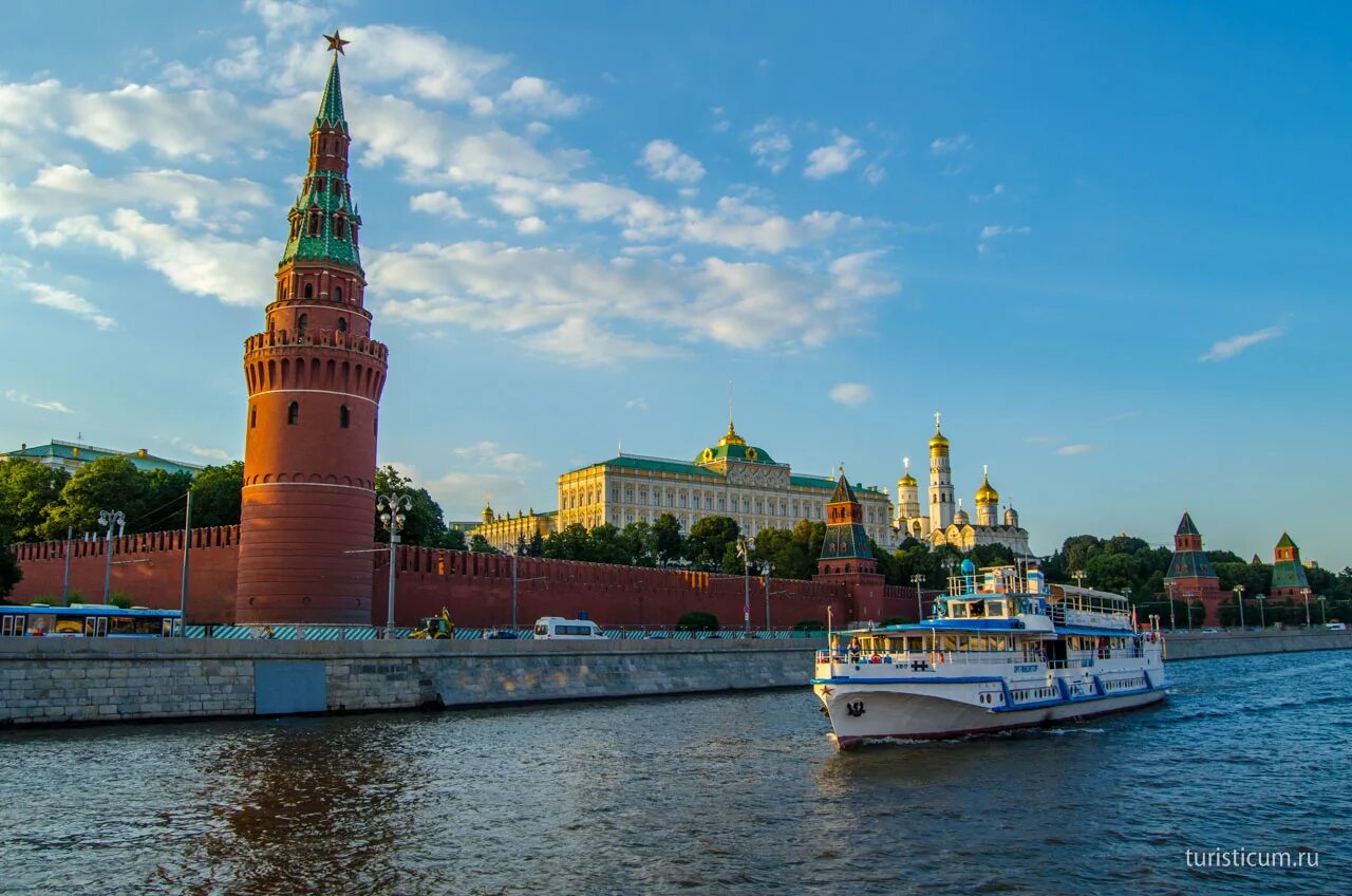 Речной центр москва. Реки Москвы. Москва река в Москве. Речная прогулка по Москве. Москва-река путеводитель.