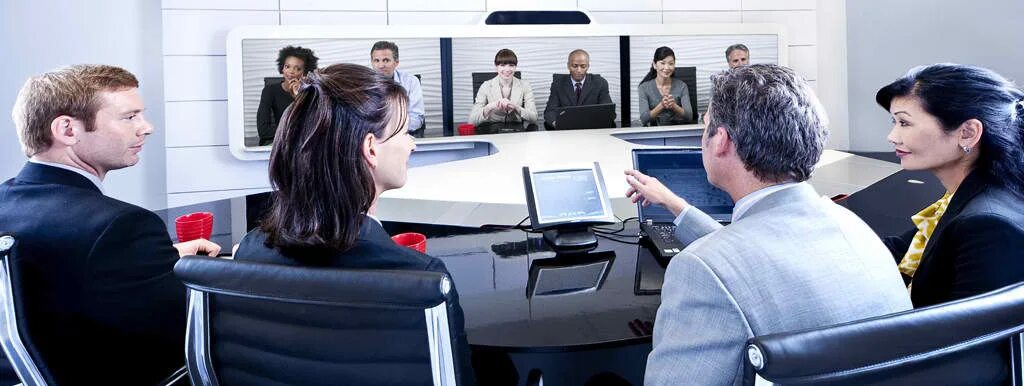 Компьютерные телеконференции. Конференц микрофон bosch. Совещание в режиме вкс. Переговоры по видеосвязи. Стойка для видеоконференций.