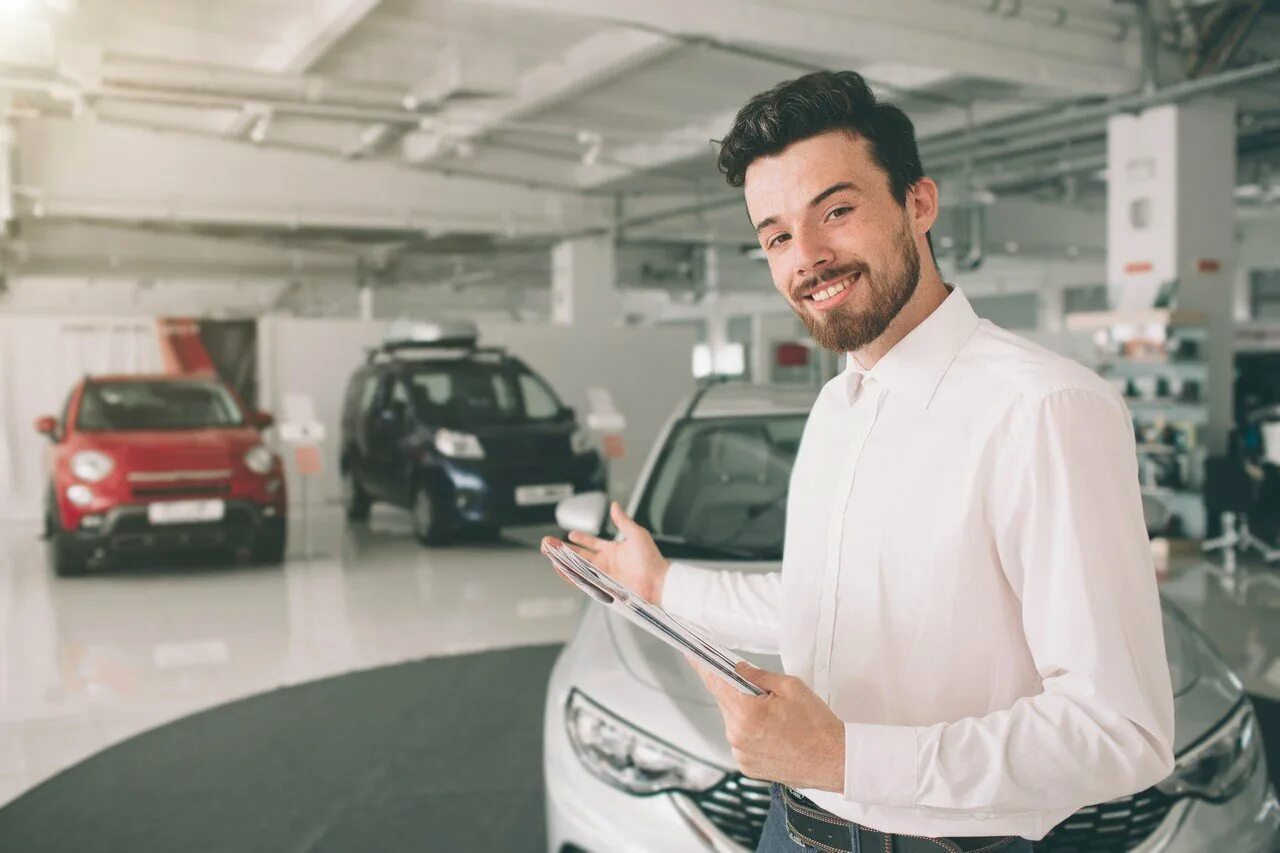Лучший продавец авто. Продавец автомобилей. мужчина в автосалоне. продавец в автосалоне. менеджер автосалона.
