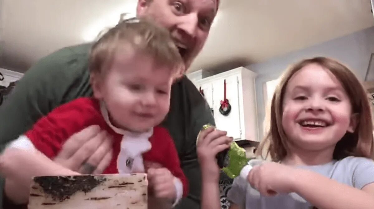 Станцевать отец. Baby can't stop laughing at dad's hilarious Dancing.