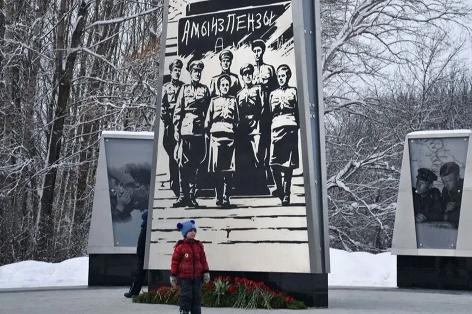 В каком месте открыт памятник трудовому подвигу. Монумент пенза город трудовой доблести. пенза город трудовой доблести памятник. аллея трудовой доблести пенза.