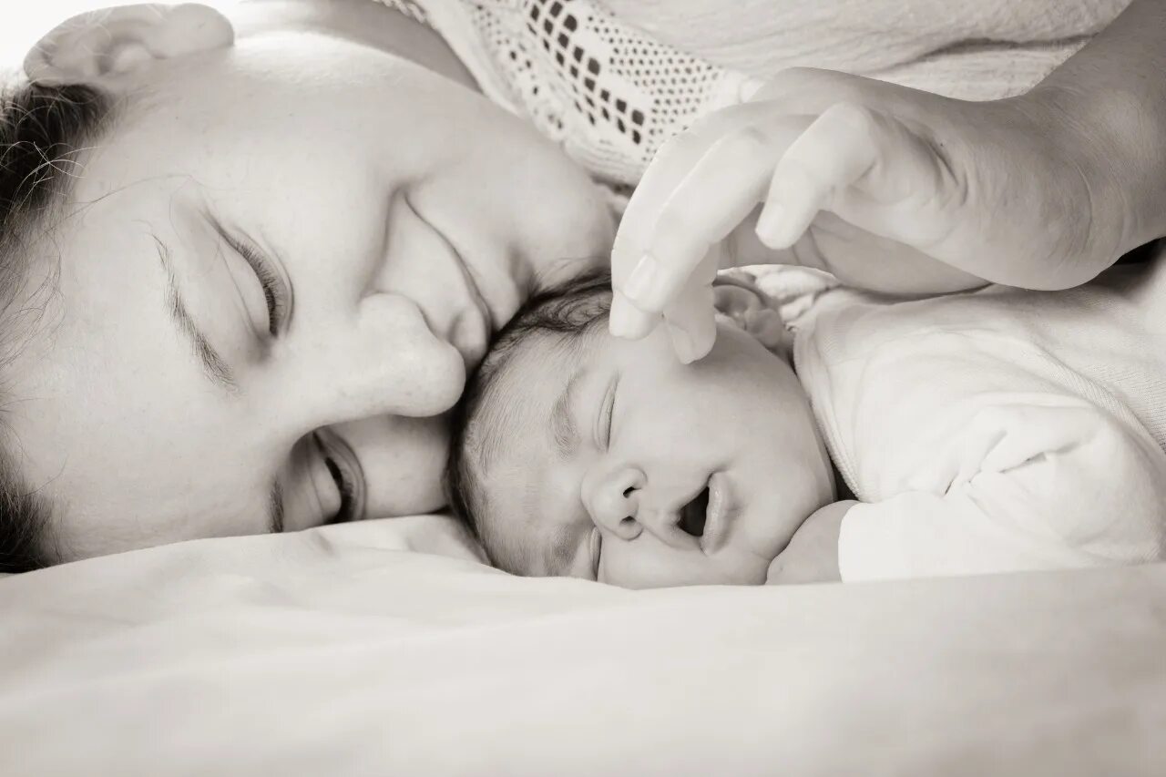 Целую маму спящую. Спящий малыш и мама. Сон младенца. Спокойная мама с младенцем.