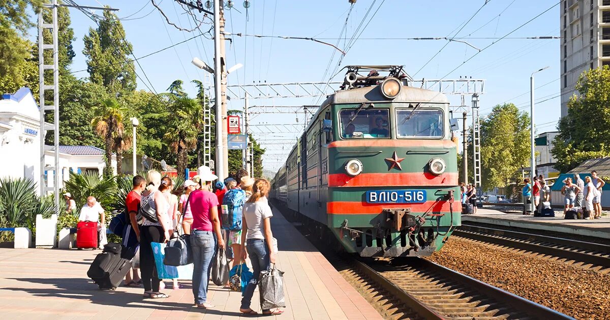 Поезд тверь анапа. Приближающийся поезд. приближение поезда к станции. электричка. видное электричка.
