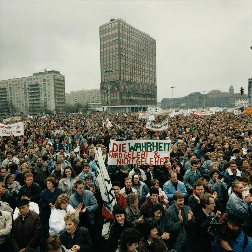 3 октября 1990. Митинг в ГДР 1989 Берлин. Революция в ГДР 1989. Бархатная революция в ГДР. Бархатная революция ГДР 1989.