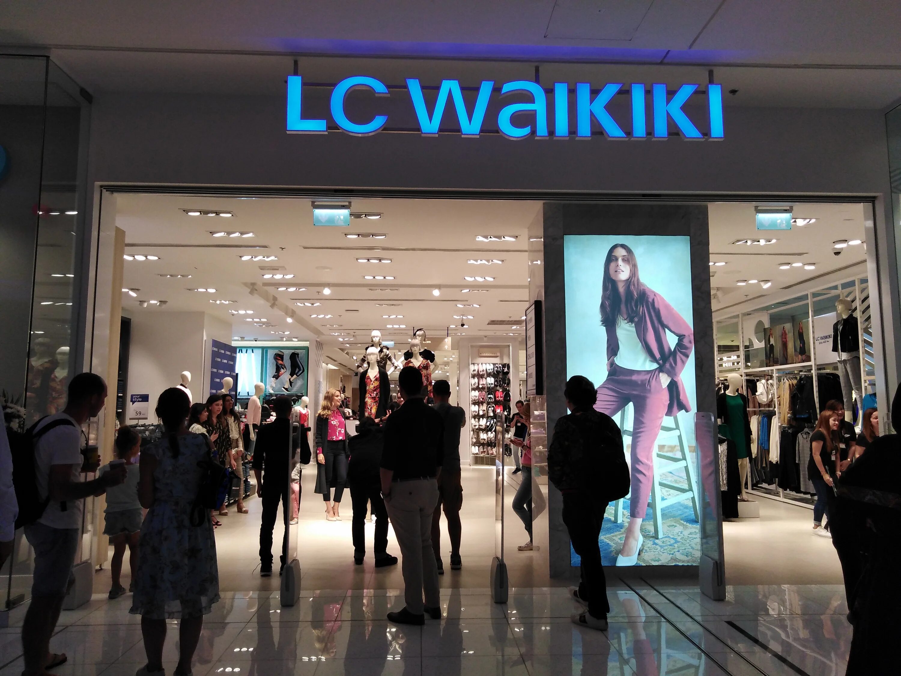 Лс вайкики. Магазин LC Waikiki Каширская Плаза. Турецкий бренд одежды Вайкики. LC Waikiki flagship Store opens in the Dubai Mall. LC Waikiki Каширская Плаза мужской.