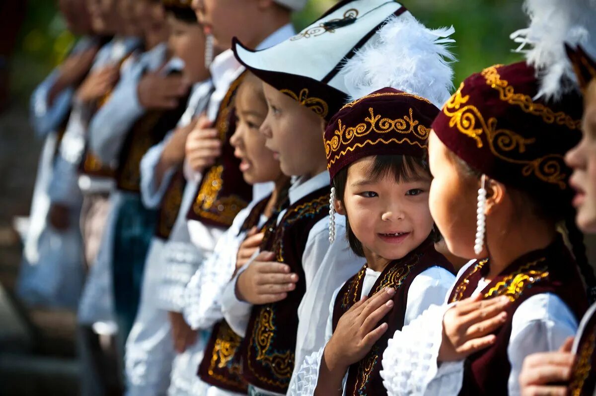 Близ кий киргиз кий. Киргизия народ. Счастливые дети Кыргызстана. Нации в Кыргызстане. Традиции Кыргызстана.