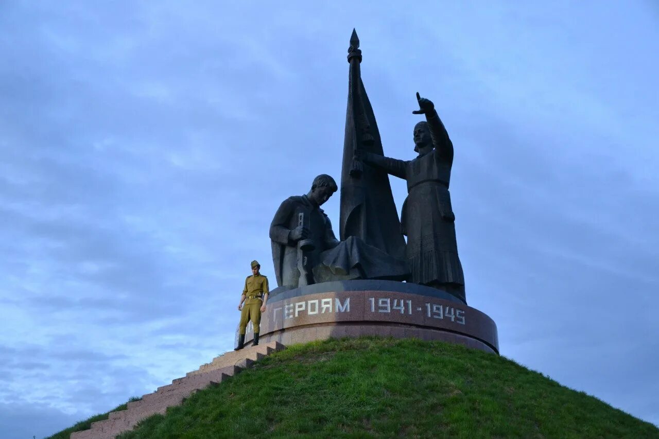 Площадь победы чебоксары. Монумент славы чебоксары. монумент воинской славы города чебоксары. памятник победы чебоксары. мемориал вечный огонь чебоксары.