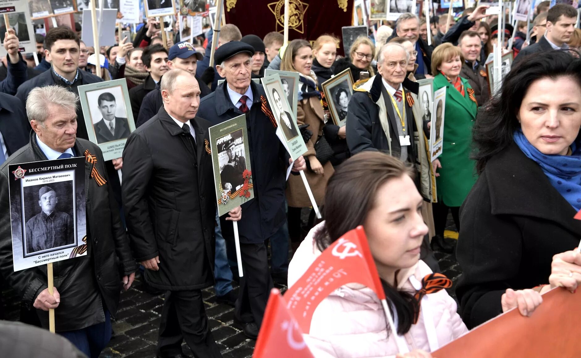 день победы бессмертный полк. владимир путин бессмертный полк 2015. портреты героев великой отечественной войны бессмертный полк. день победы бессмертный полк. путин бессмертный полк 2015.