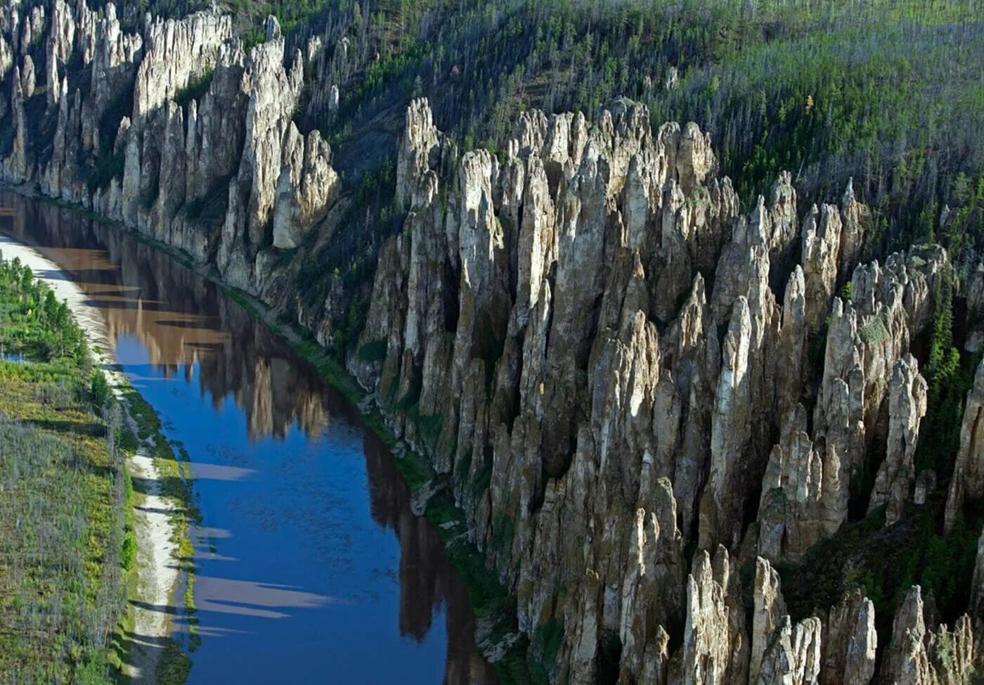 Река Лена Ленские столбы. Синские скалы Якутия. Ленские столбы в Якутии. Синские столбы Саха Якутия.