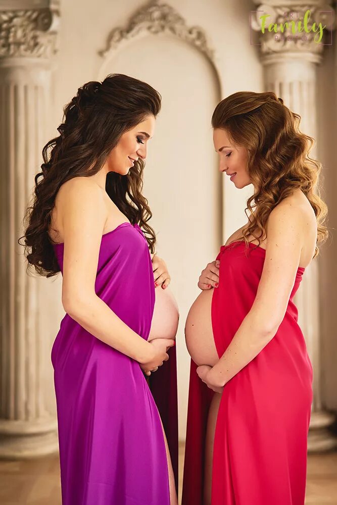 Вторая беременность девочкой. Беременные подруги. Фотосессия беременных. Две девушки беременны. Беременные сестры.