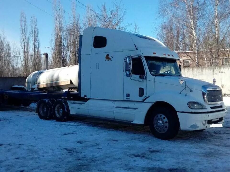 Авито тягачи бу вся россия. Фредлайнер 2002 года. Freightliner Columbia White. Застрял на Фредлайнер коламбия тягач. Байбен седельный тягач в России.