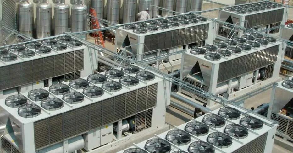 Hvac система вентиляции и кондиционирования. Промышленный кондиционер. Производственная система охлаждения. Система вентиляции цод. Чиллерная система кондиционирования воздуха.