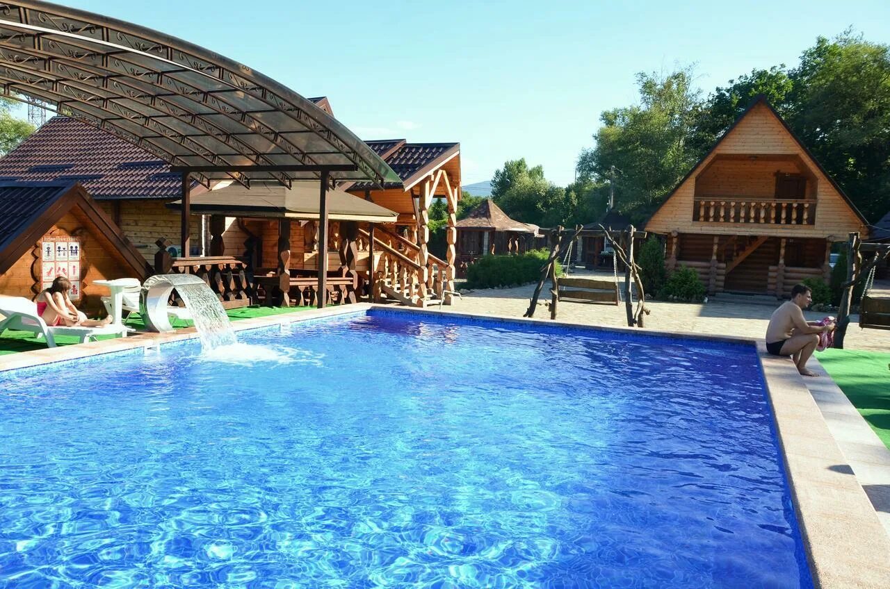 Холодный ручей горячий ключ. База белая река даховская. Боярский двор даховская. Холодный ручеек горячий ключ база отдыха. Адыгея отдых домик с бассейном.