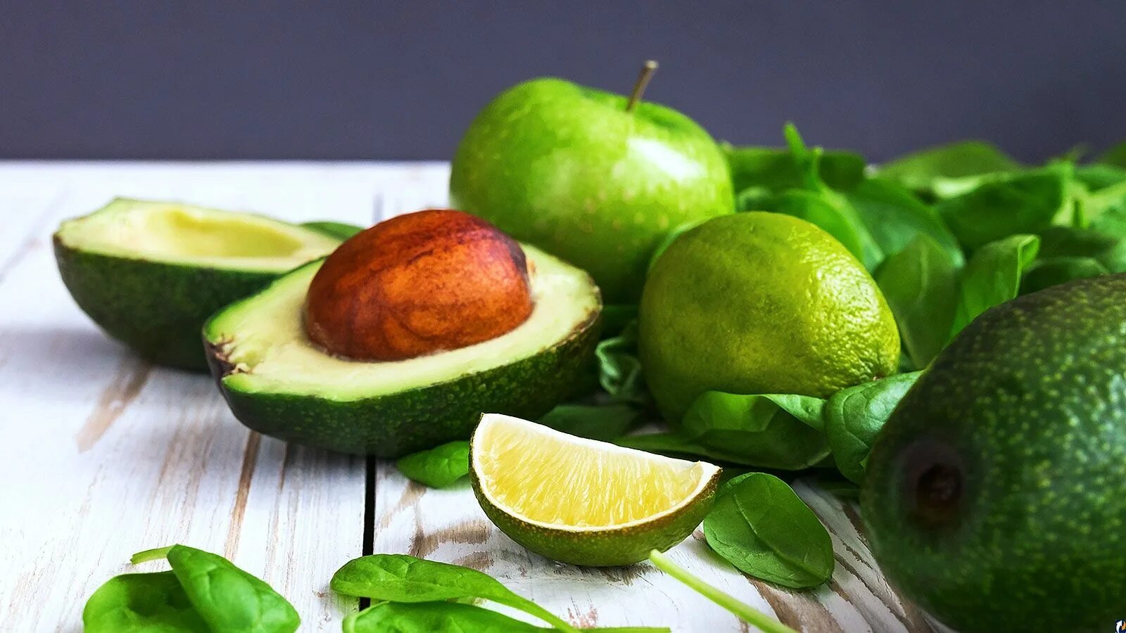 Авокадо с лимоном. Яблоко и авокадо. Авокадо и лайм. Зеленое яблоко-авокадо. Авокадо с яблоком